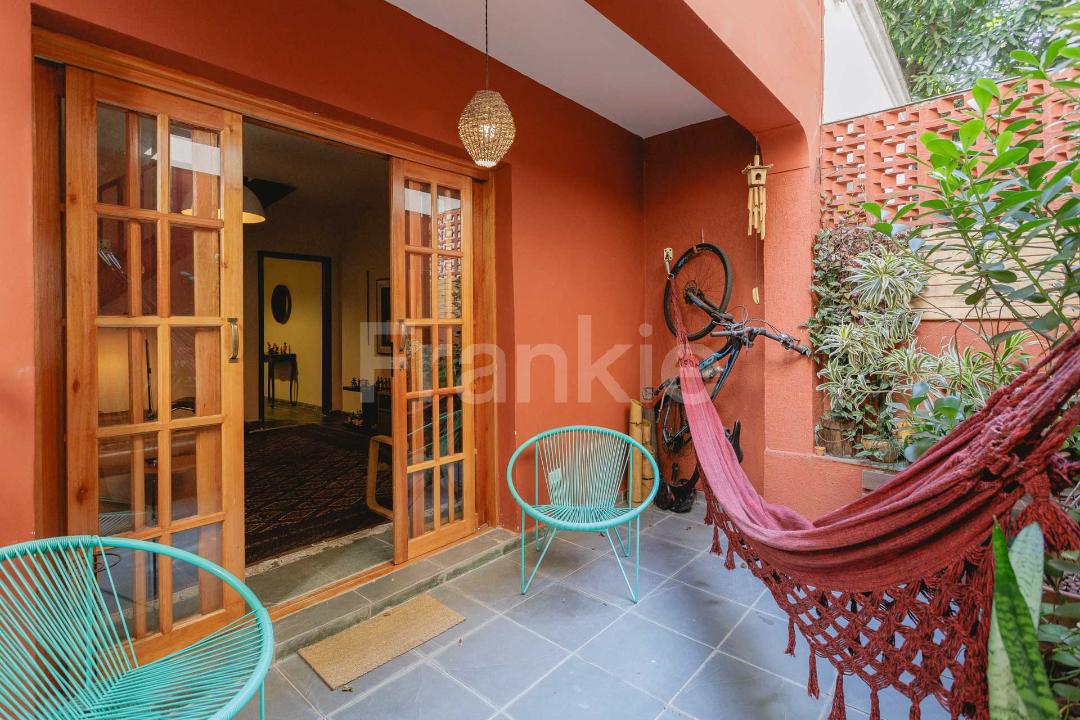 Uma rede, um café, uma casa de vila