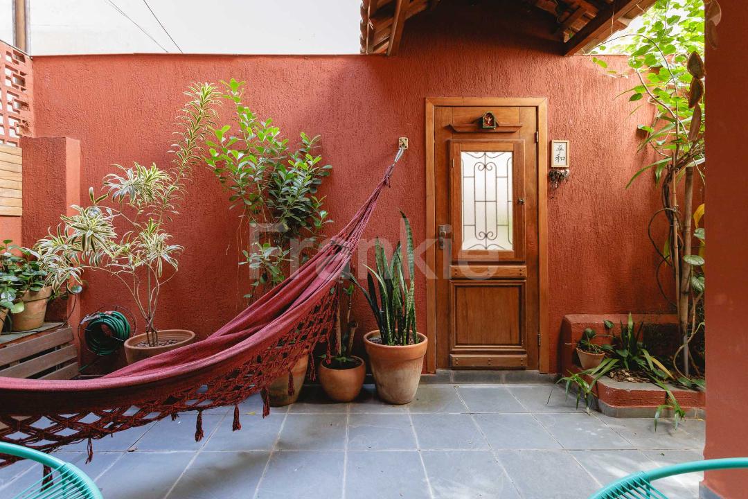 Uma rede, um café, uma casa de vila