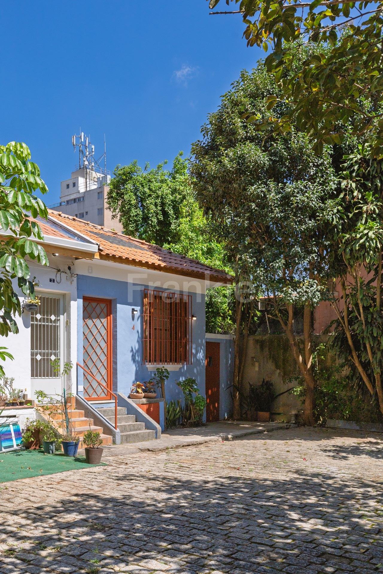 A casa, a vila e a amoreira