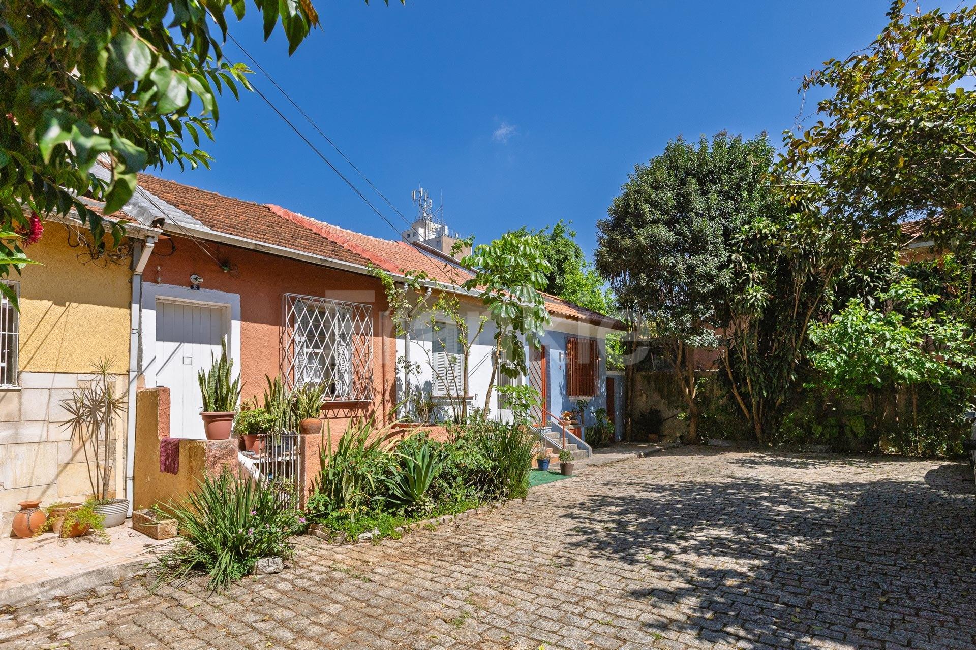 A casa, a vila e a amoreira